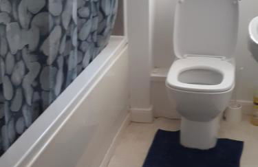 3 Bed House - Sleeps 4 - Parking - Wifi - Foto 9