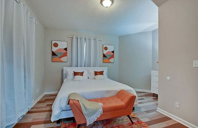 Spacious 6BR/3BA House w/ Parking! Sleeps 20! - Foto 6