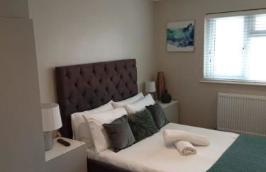 7 bed 3 bath M25 Long term Parking - Foto 17