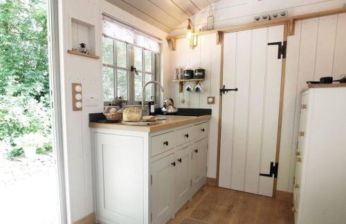 Hut at Nettle and Dock - Foto 34