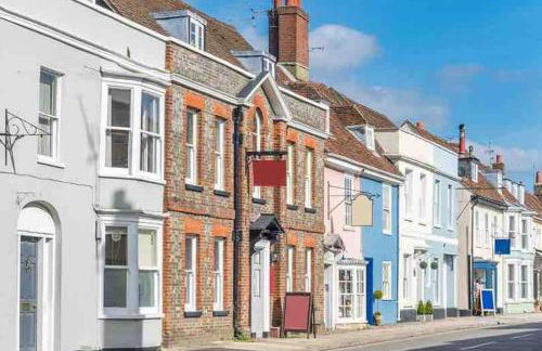 Stunning 2 Bedroom Flat in a Central Location - Photo 33