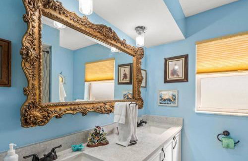 Pirates Den a 4BR Pet-Friendly Waterfront Oasis with Pool, Dock, Personal Water Boats, Fire Pit, Game Room and Bar - Foto 41