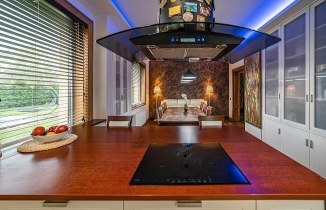 Luxurious Amber Villa With Private Pool and Garden Views - Photo 17