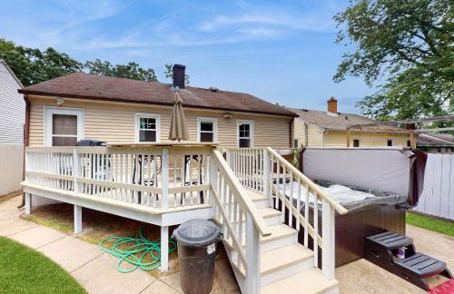 2 Mi to Beach! Hot Tub Haven in Michigan City - Foto 38