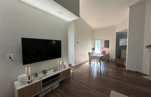 Cozy Condo Private Room, 10 Mins from AT&T Stadium, Gated, Free Parking, & In-Unit Laundry - Foto 1