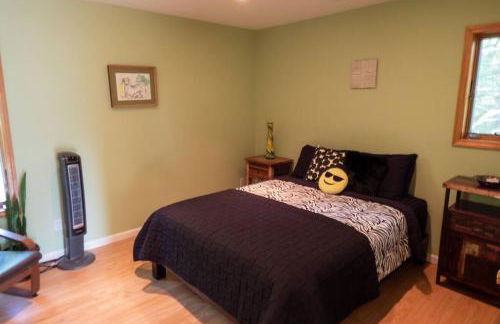 Whimsical Lakefront Chalet - Foto 16