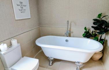 Hot Tub, Lake View, Peaceful Woodland Retreat - Photo 28