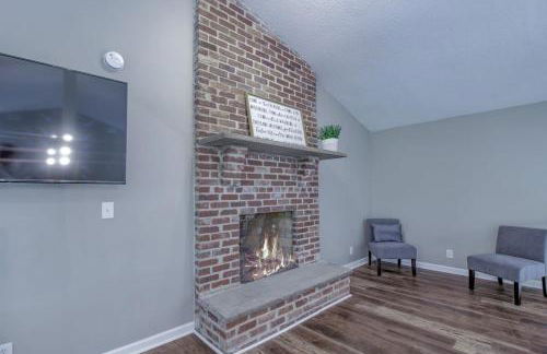 Large Hillside Retreat with Pool and Hot Tub - Foto 14