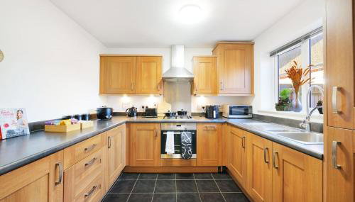 3 BR 5 Beds 3 Bath Private Garden Parking x2 Ideal for Family & Work Stays - Foto 4