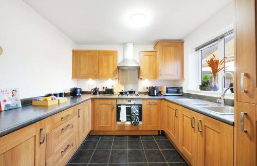3 BR 5 Beds 3 Bath Private Garden Parking x2 Ideal for Family & Work Stays - Foto 4