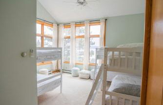 Crystal Lake Hillside with Private Sandy Beach - Foto 29