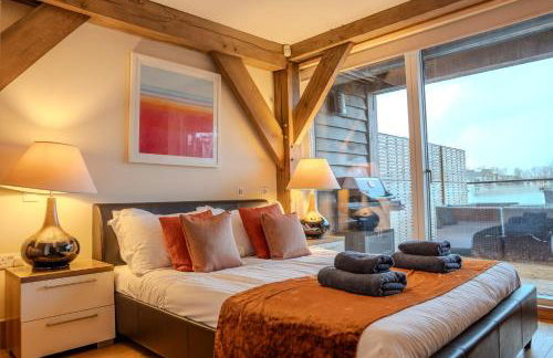 Lakeside Cotswolds Retreat with Private Hot Tub set on Lower Mill Estate - Photo 38