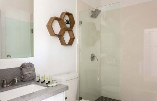 Upscale 4BR Townhouse Sleeps 8 with Fast WiFi - Foto 17
