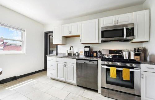 HostWise Stays - The Butler - Prime 1BR Butler St Apt, across from Umami - Foto 2