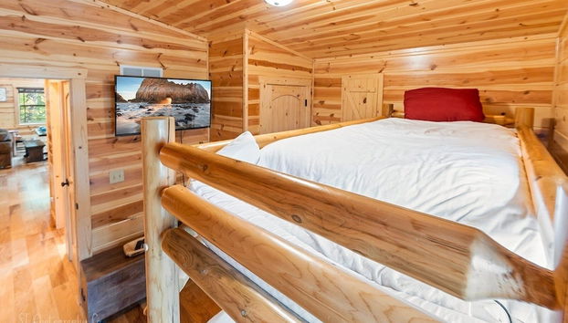 Foxes' Den Cabin with Private Hot Tub and Arcade Game by RedAwning - Foto 5, Habitación