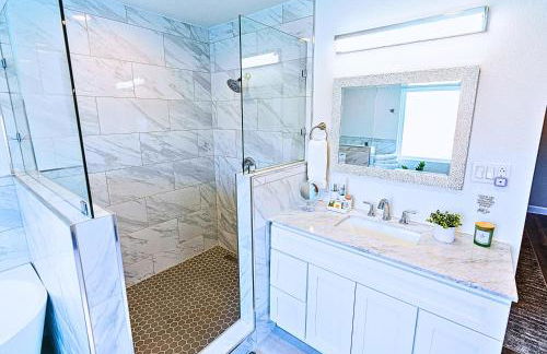 Sparkling Pool Retreat Near Legacy West by Vacation Your Way - Foto 33