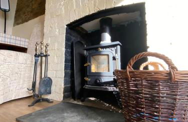 Forge Cottage, Cosy Couples Retreat in the Devon Countryside, Indoor Pool, Tennis Court and Tarka Trail Access - Photo 4