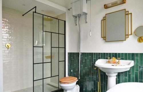 Finest Retreats - Luxury Converted Chapel with Hot Tub & Games Room - Photo 11