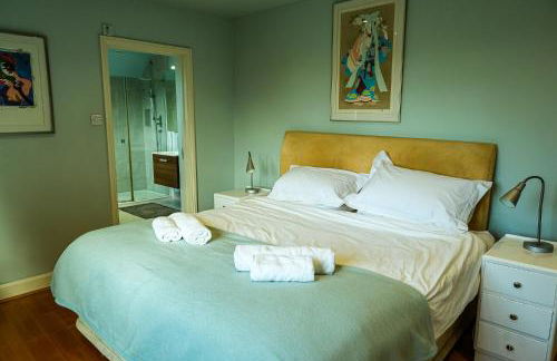 Large open plan villa with garden near the Thames - Photo 17