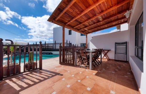 Casa Hibiscus - Shared Pool and BBQ - Close to Seafront Promenade By Lanzarote Vacation Homes - Foto 5