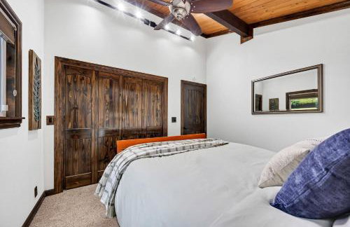 Chalet Seraphina - Cozy Pet Friendly Hot tub - Photo 28