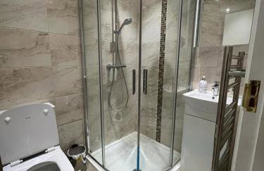 JAN'S HAVEN Wembley Park - lovely 1 bedroom flat, sleeps 4, free parking, 10 minutes from Wembley stadium and Wembley Park station - Foto 9