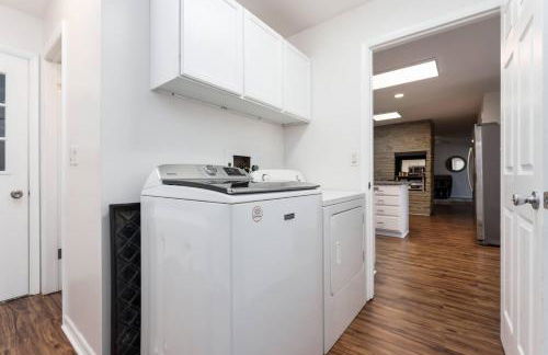 Epic Indoor Pool w/slide & hot tub close to beach - Foto 38