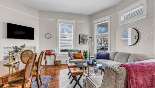 A Timeless Victorian Home with Period Charm! - Foto 2