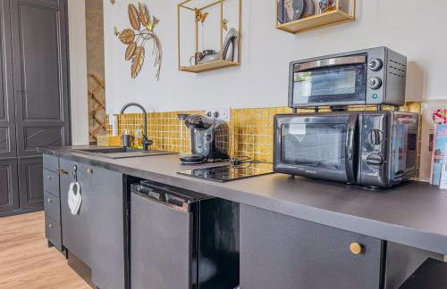 T2 en centre-ville d'Illiers-Combray - parking- lit king size - terrasse - Foto 7