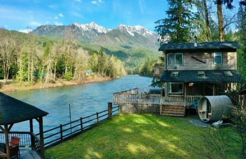 Riverfront Retreat Hot Tub Sauna Yard Gazebo and VIEWS - Foto 1