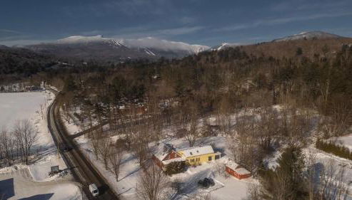 1820 House - VT Charm + Modern Comforts + Hot Tub - Foto 3