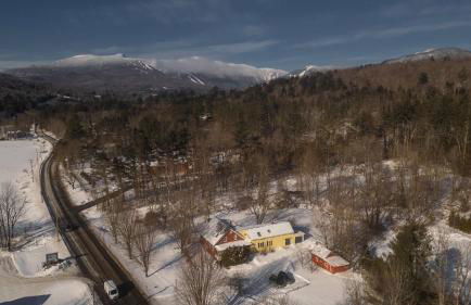 1820 House - VT Charm + Modern Comforts + Hot Tub - Foto 3