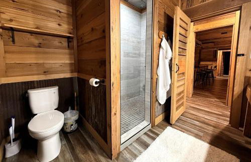 Cozy Wood-Interior Lodge with Screened Patio, Fire-Pit Table, Grill & Fast WiFi in Goreville, Illinois - Photo 13