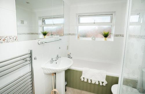 Sleeps 8-10 Cotswold Home with Hot Tub & Parking - Foto 27