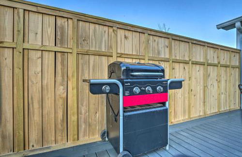 Morrisonville Manor with Fire Pit and Hot Tub! - Foto 35