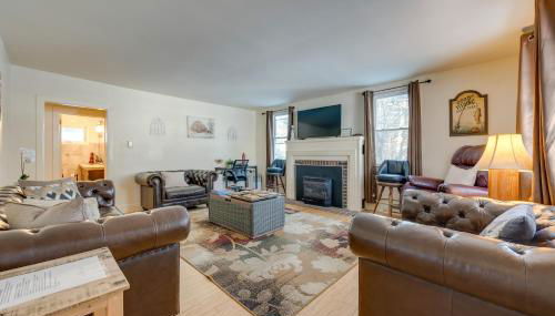 Explore the Poconos! Cozy Creekside Cabin with Patio - Foto 5