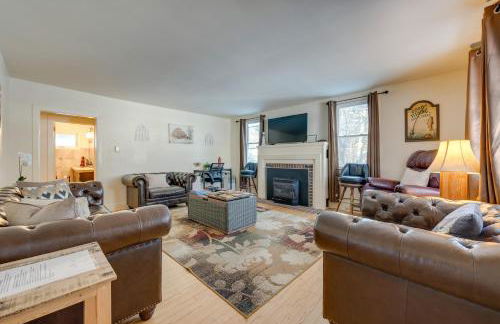 Explore the Poconos! Cozy Creekside Cabin with Patio - Foto 5