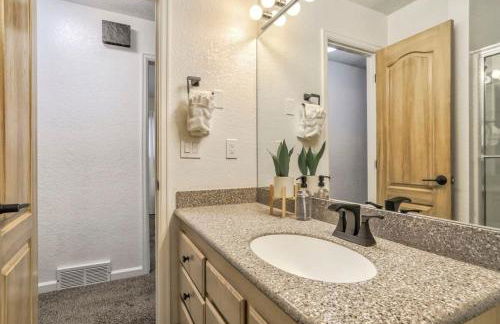 3BR with Patio and Fire pit near Hiking & Downtown - Foto 33