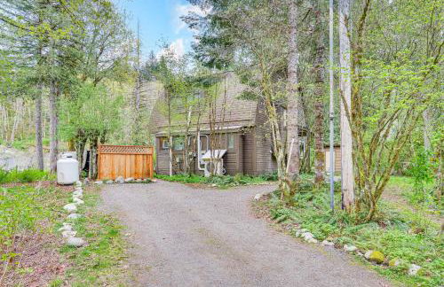 Riverfront Skykomish Cabin with Private Hot Tub! - Foto 29