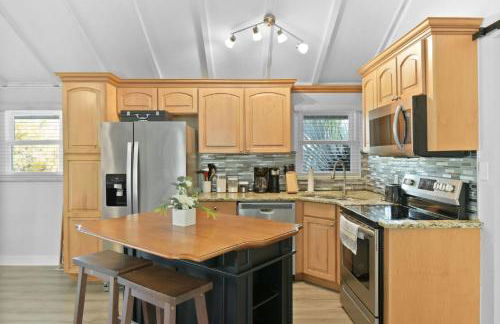 Spacious Retreat Fenced Yard Screened Deck - Photo 26