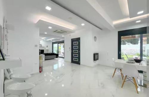 6 Bed Villa - Sleeps 15 - Pets - Pool - Jacuzzi - Foto 4