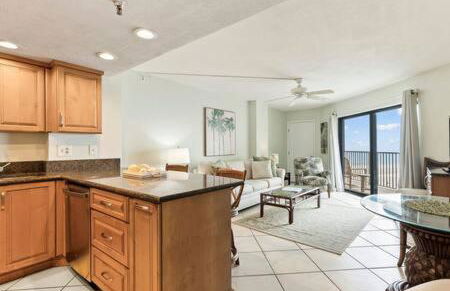 Ocean Views from Your Private Balcony! Sunglow Resort 704 by Brightwild - Foto 4