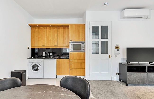 A One-bedroom Apartment Situated In Central London - Foto 4