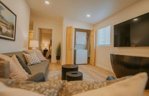 Sage Suite at ArnoTriplex! Private Hot Tub-Close to Downtown-Pet Friendly-No Pet Fee! - Photo 7