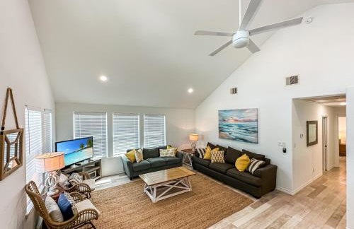 3BR Beach Retreat - Tiki Bar, Ocean Deck, Pet-Friendly & Sleeps 10 - Foto 10