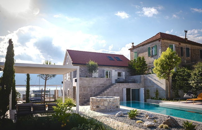 Villa Lastva is a Five Star Seafront Luxury Villa With Privite Pool - Foto 65