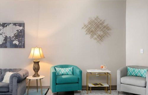 DT Charm Apt with Pool,Gym,Wine,WKSpace, Free Parking - Photo 1