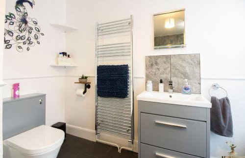 Spacious 3 to 4 Bed 3 Floor House Close to City Center Shops Restaurants and Parking Nearby - Foto 29