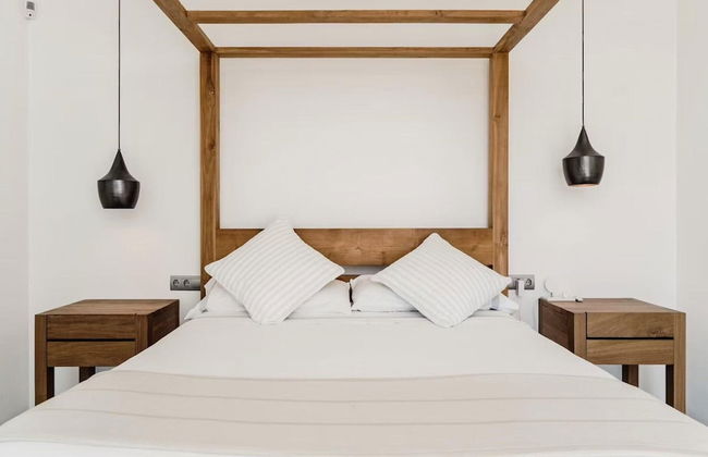 Modern Villa With Minimalistic Decor - Photo 4