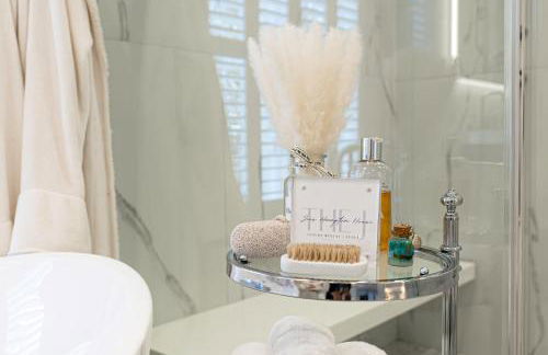 The J Luxury Villa - Southampton Poolside Retreat with Sauna - Foto 66